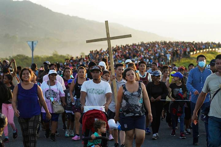 ARCHIVO.- Migrantes abandonan Huixtla, estado de Chiapas, México, el 27 de octubre de 2021, mi ...