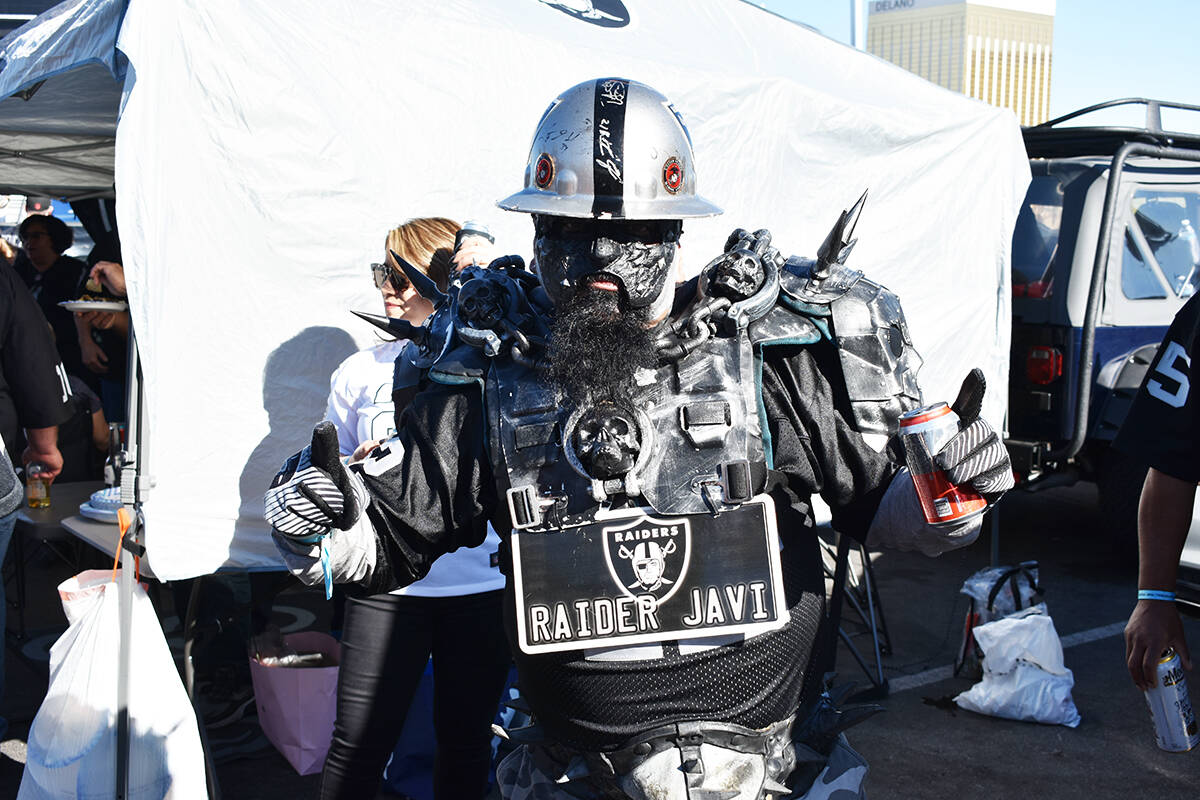 Los aficionados de los Raiders conviven previo al juego de la Semana 13 de la NFL ante Washingt ...