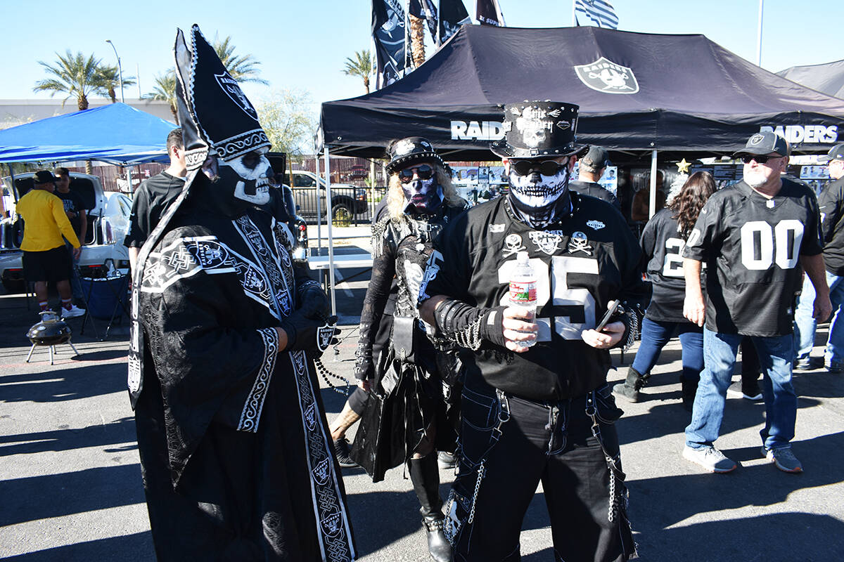 Los aficionados de los Raiders conviven previo al juego de la Semana 13 de la NFL ante Washingt ...