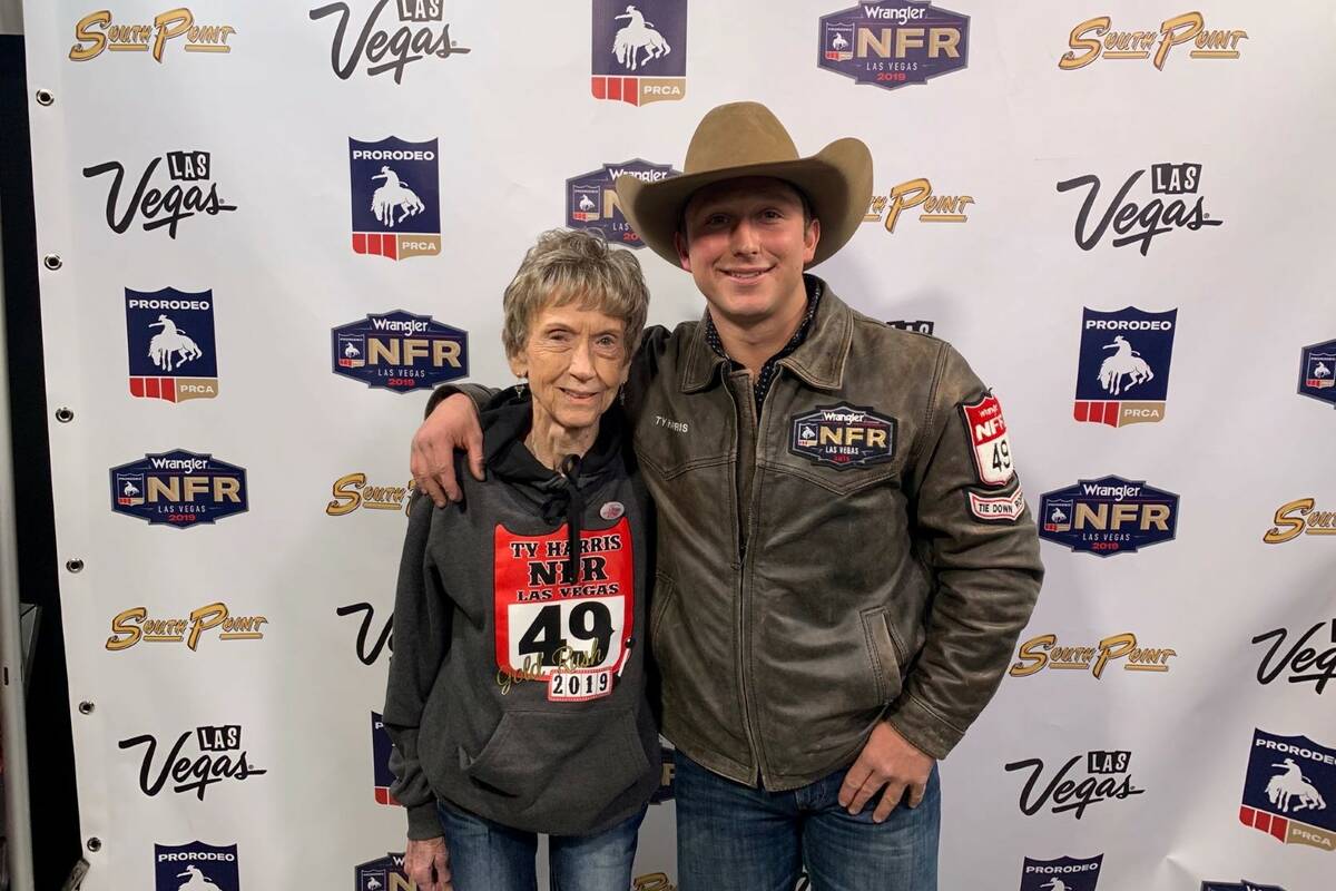Peggy Harris, a la izquierda, con su nieto Ty Harris durante la National Finals Rodeo 2019 en T ...