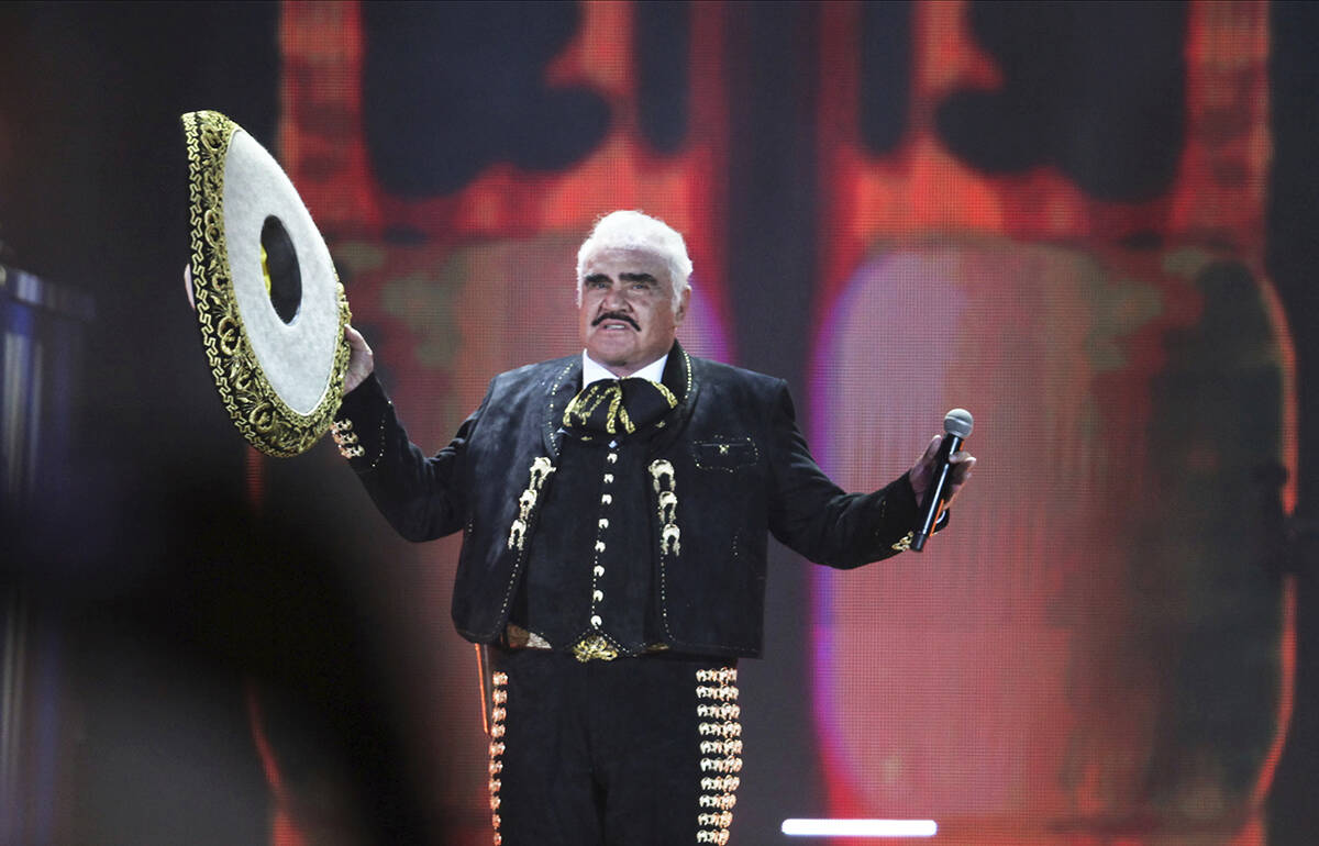 En esta foto de archivo del sábado 16 de abril de 2016, el cantante mexicano Vicente Fernánde ...