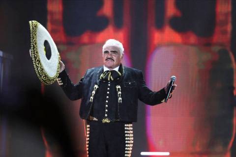 En esta foto de archivo del sábado 16 de abril de 2016, el cantante mexicano Vicente Fernánde ...