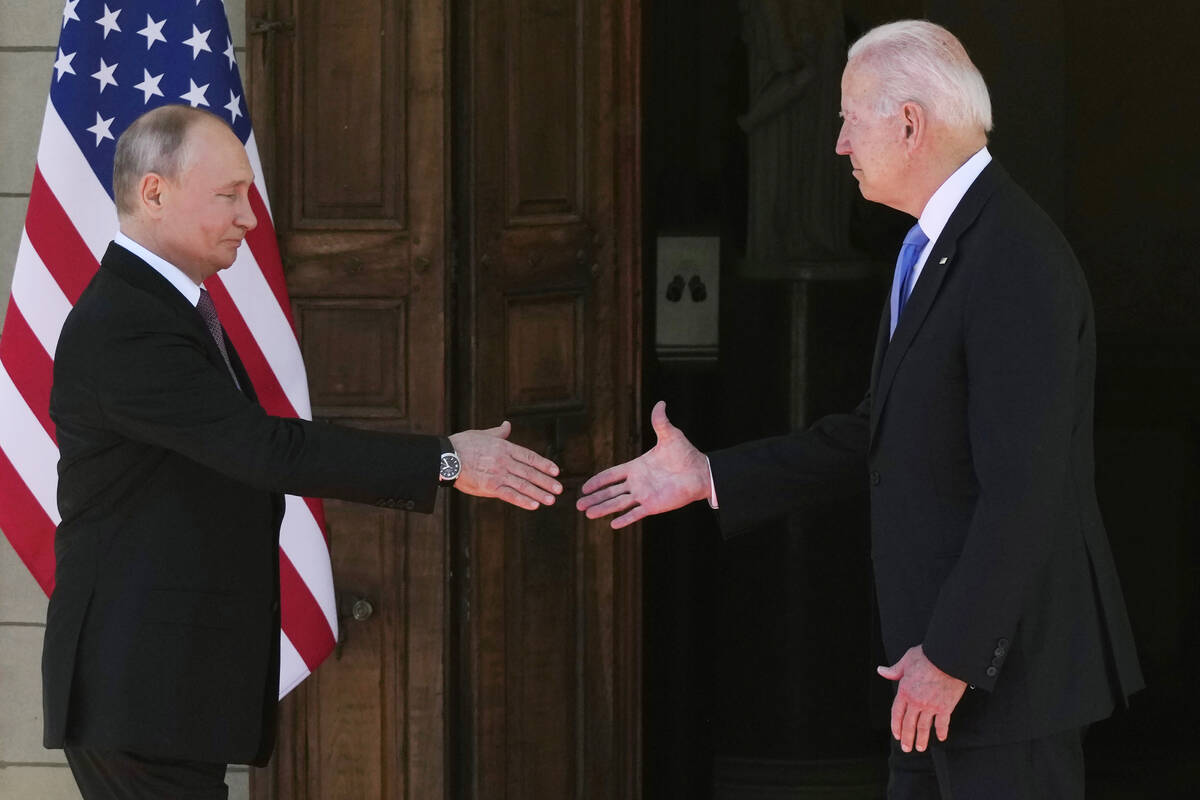ARCHIVO - El presidente Joe Biden y el presidente ruso Vladimir Putin, llegan para reunirse en ...