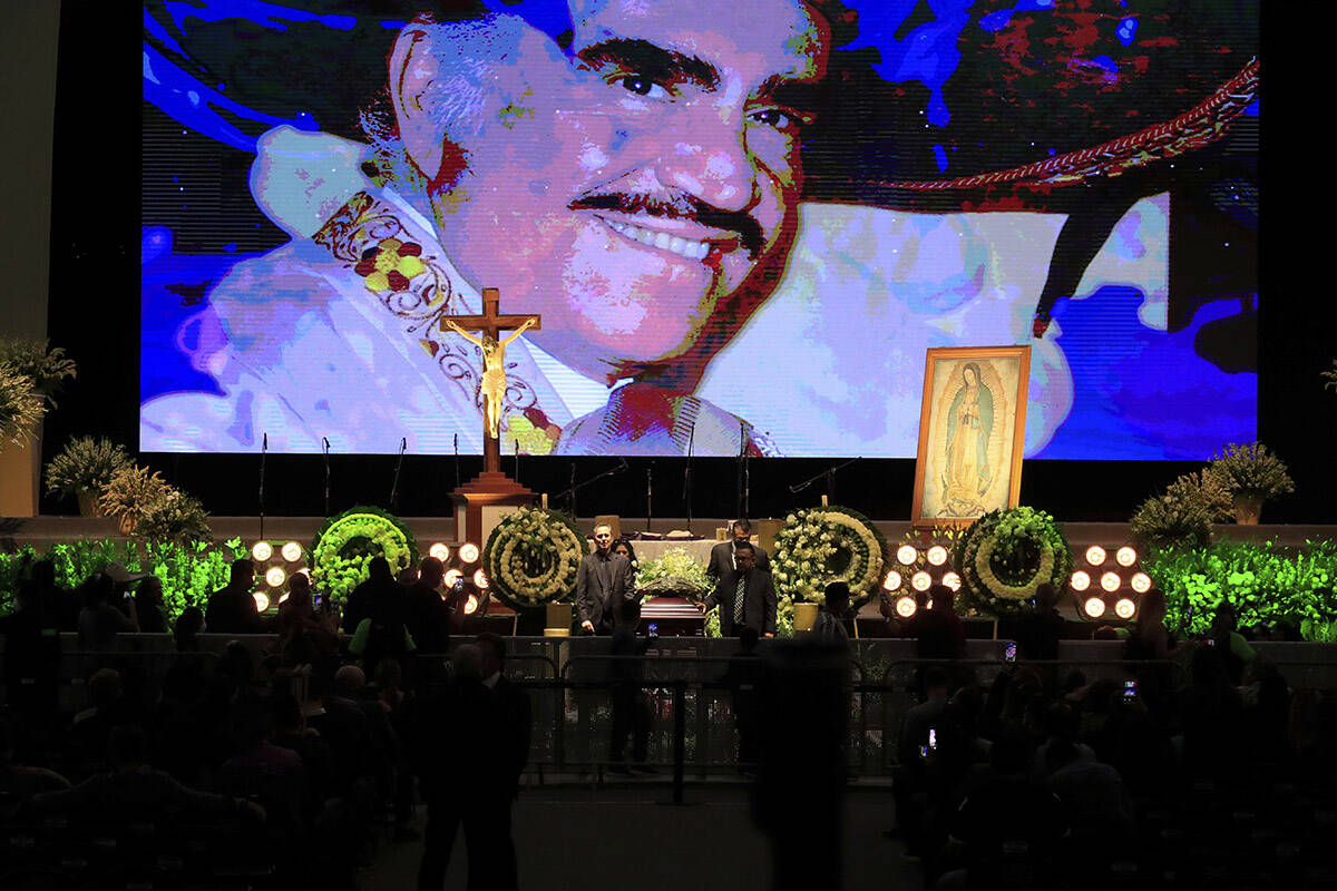 Seguidores del fallecido ícono de la música mexicana, Vicente Fernández, asisten a su funera ...