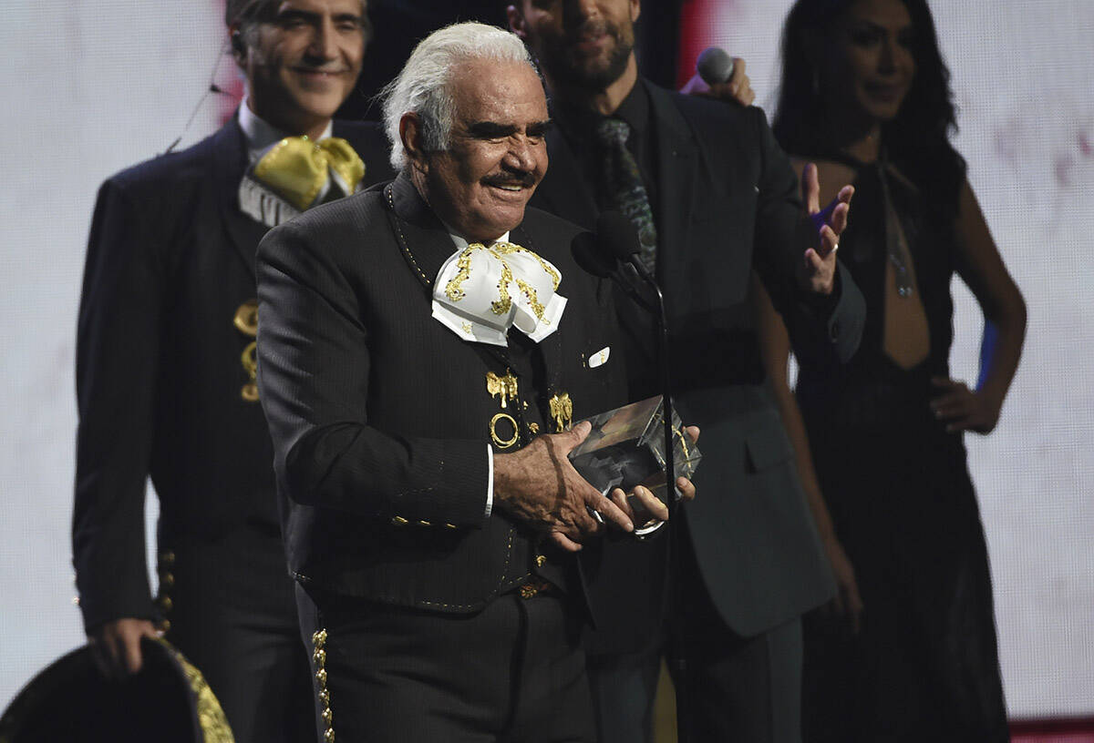 ARCHIVO.- Vicente Fernández acepta el premio del presidente en la XX edición de los Premios G ...