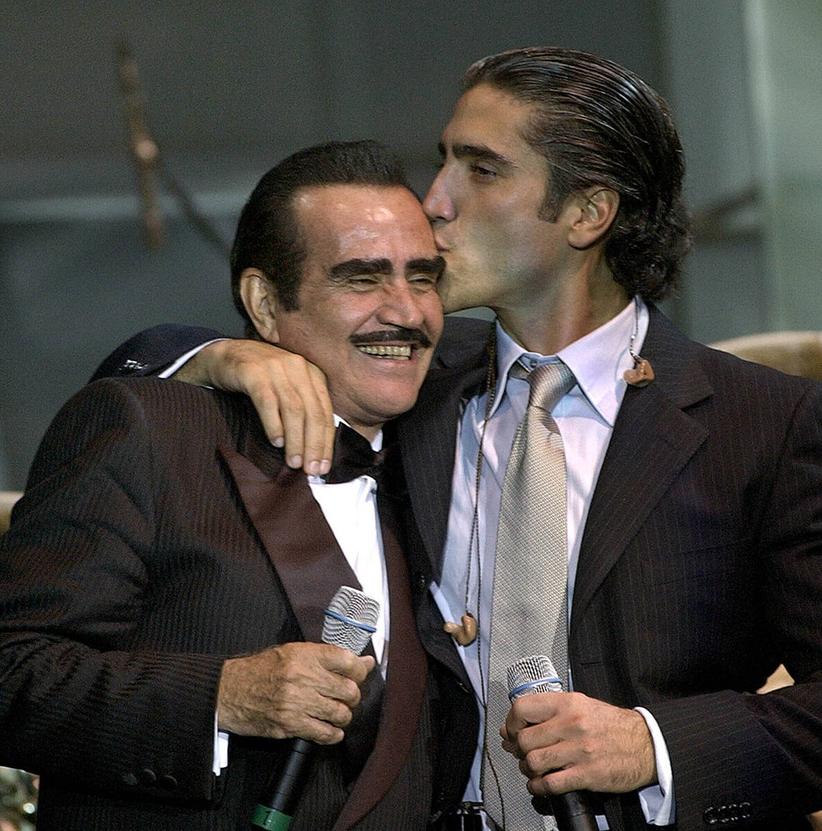 ARCHIVO.- Vicente Fernández, a la izquierda, es abrazado por su hijo Alejandro durante una ga ...