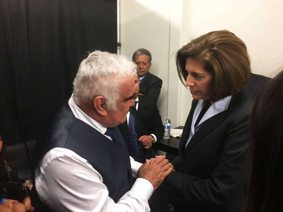 ARCHIVO.- Vicente Fernández saluda a la entonces candidata al Senado por Nevada, Catherine Cor ...