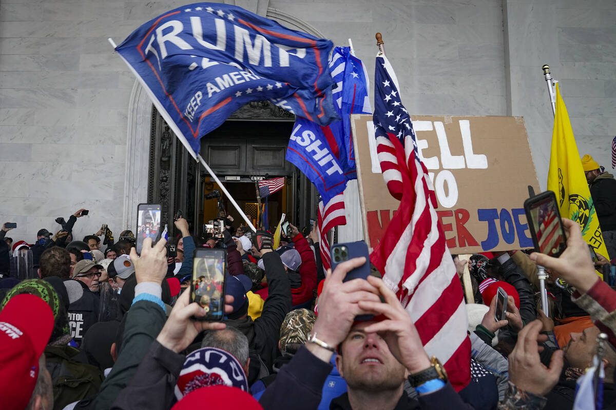 Insurrectos leales al presidente Donald Trump amotinan frente al Capitolio, el 6 de enero de 20 ...
