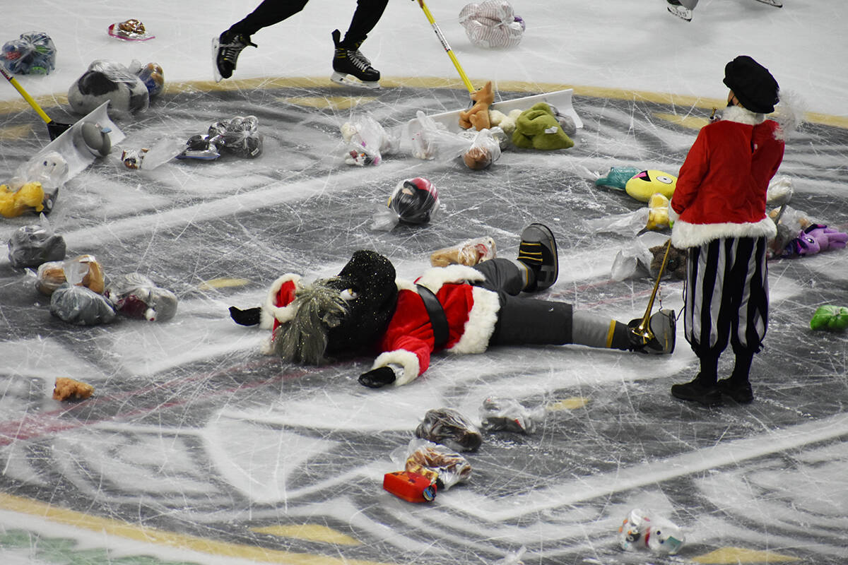 Cientos de muñecos de peluche cayeron sobre la pista de hielo durante el juego entre Henderson ...