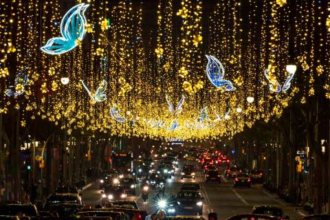 Los adornos navideños iluminan una de las principales avenidas de Barcelona, España, el marte ...