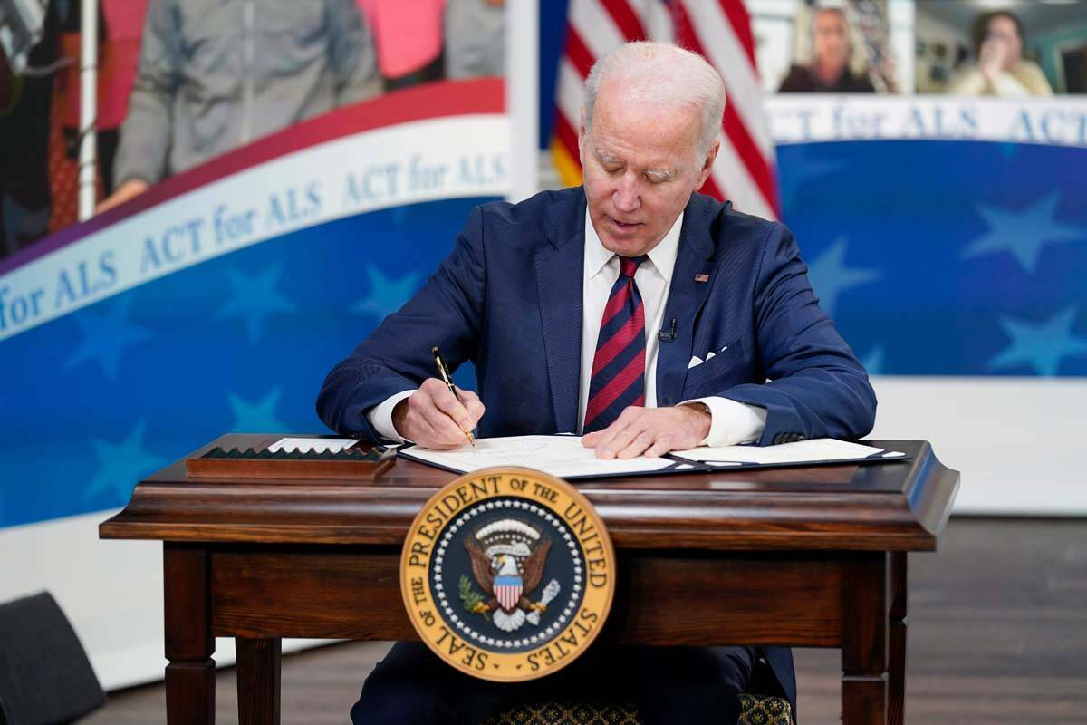 El presidente Joe Biden promulga la ley "Acelerar el acceso a terapias críticas para la ELA" d ...
