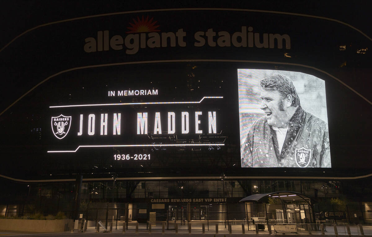 Homenaje a John Madden, el entrenador de los Raiders ganador del Super Bowl y legendario locuto ...