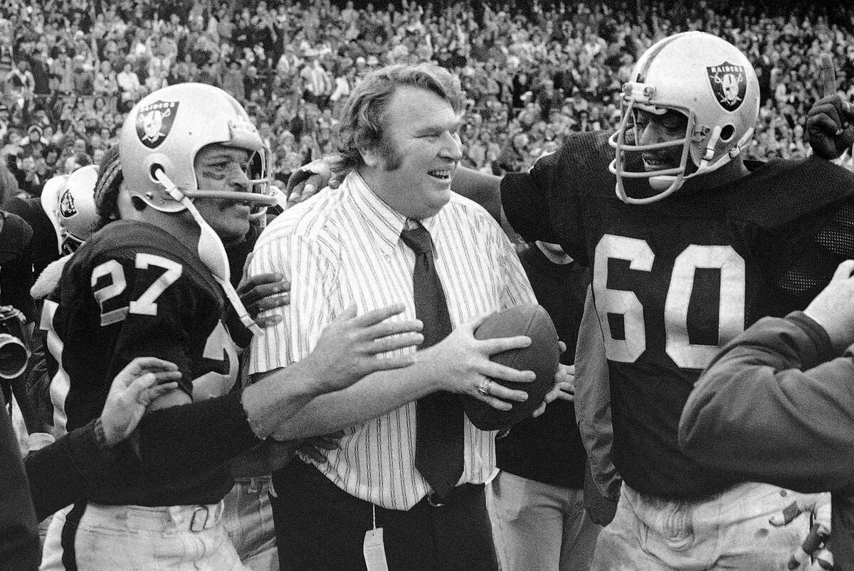 En esta foto de archivo del 21 de diciembre de 1974, el entrenador de los Oakland Raiders, John ...