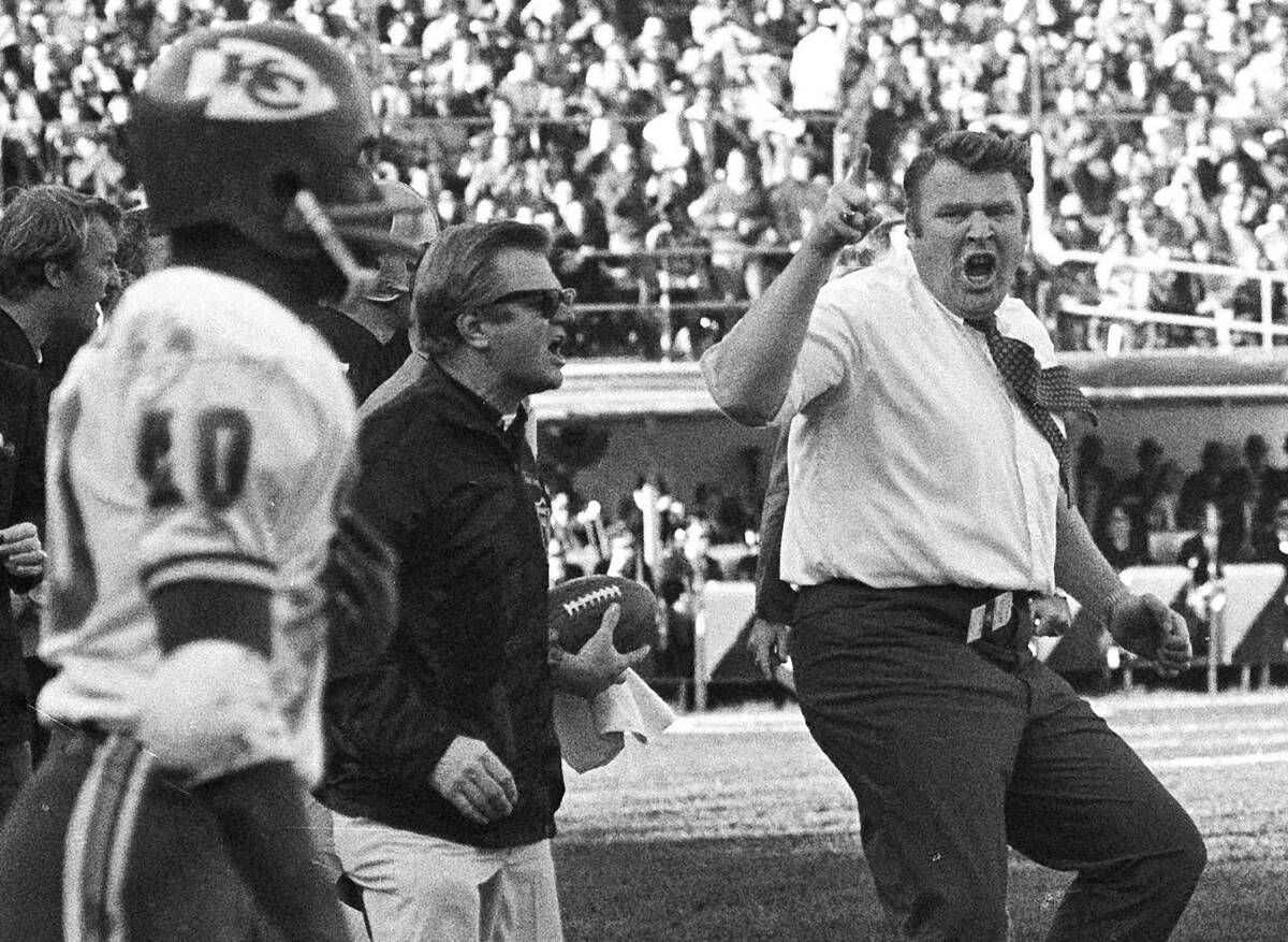 El entrenador de los Oakland Raiders, John Madden, a la derecha, hace una especie de gesto mien ...