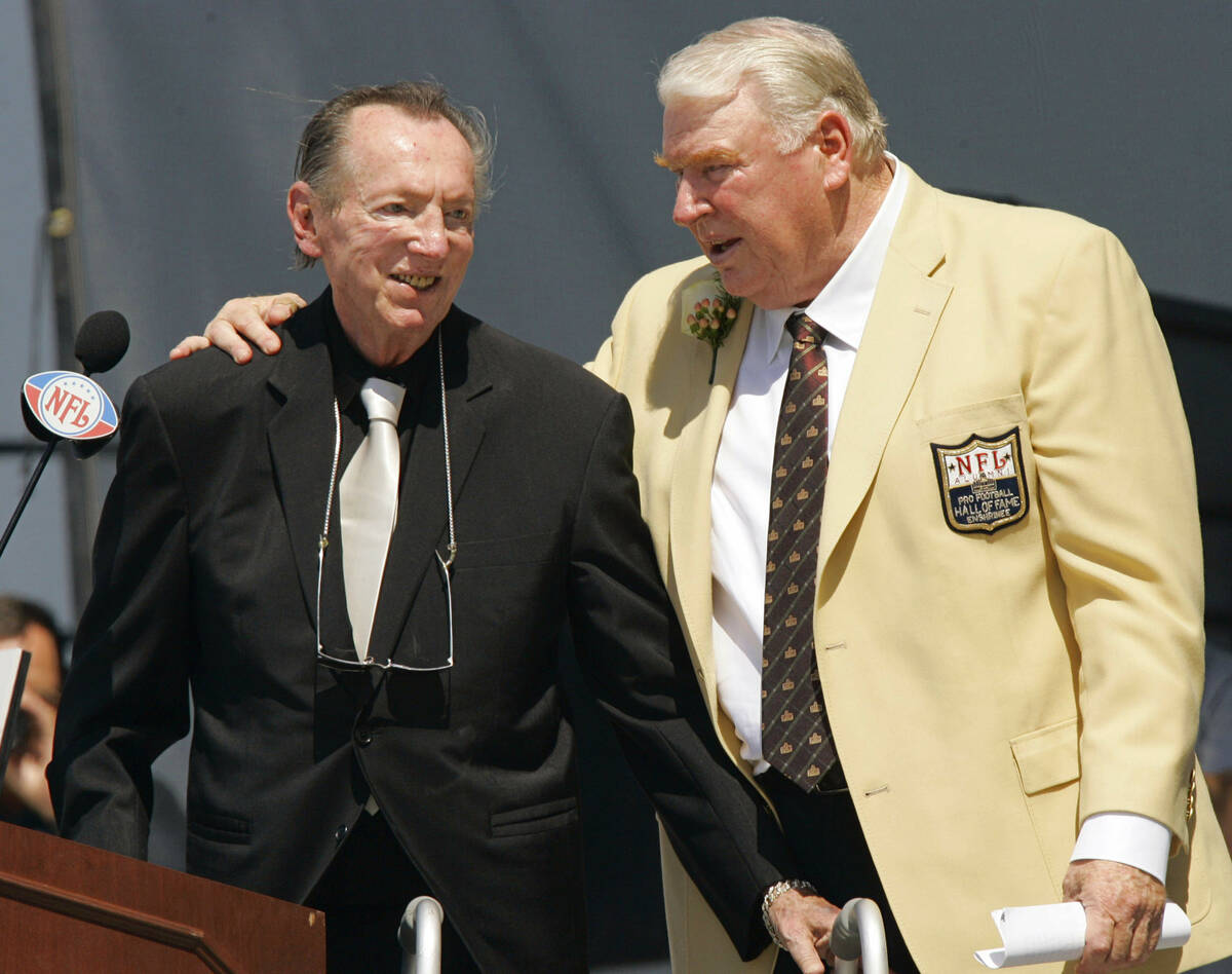 El ex entrenador de los Oakland Raiders, John Madden, a la derecha, rodea con su brazo al propi ...