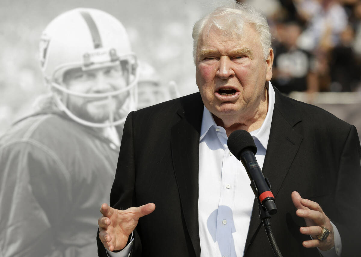 ARCHIVO - El ex entrenador de los Oakland Raiders, John Madden, habla sobre el ex quarterback K ...