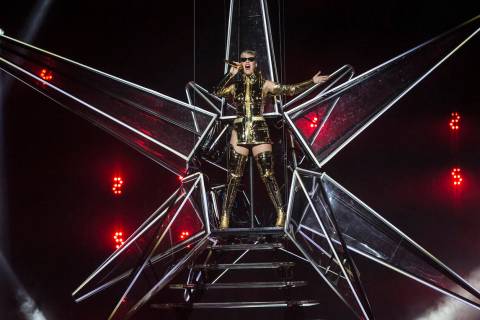 Katy Perry actúa durante su gira Witness el sábado 20 de enero de 2018, en la T-Mobile Arena, ...