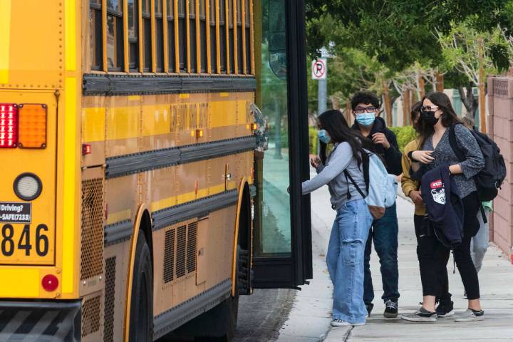 Archivo.- Estudiantes suben al autobús escolar en Odette Lane y Charleston Boulevard, el marte ...