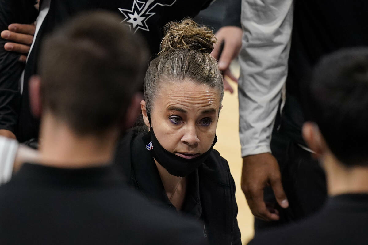 La entrenadora asistente de los San Antonio Spurs, Becky Hammon, pide una jugada durante un tie ...
