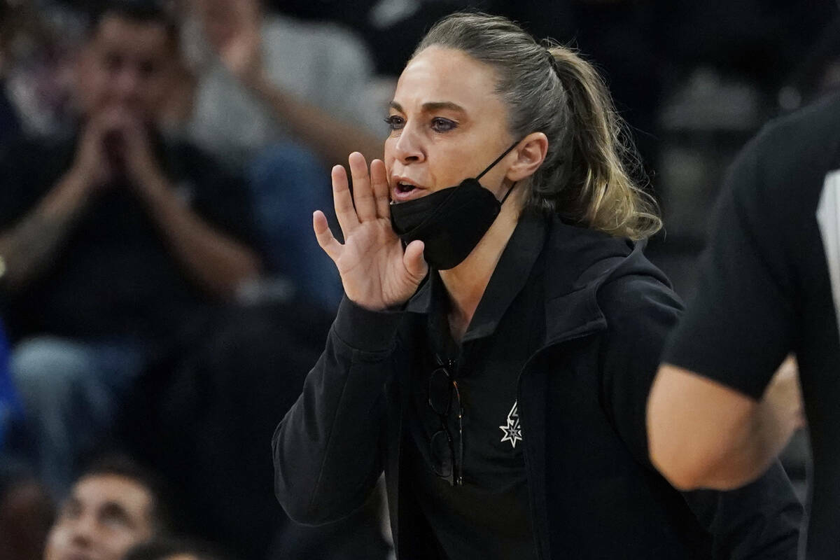 La entrenadora asistente de los San Antonio Spurs, Becky Hammon, durante la primera mitad de un ...
