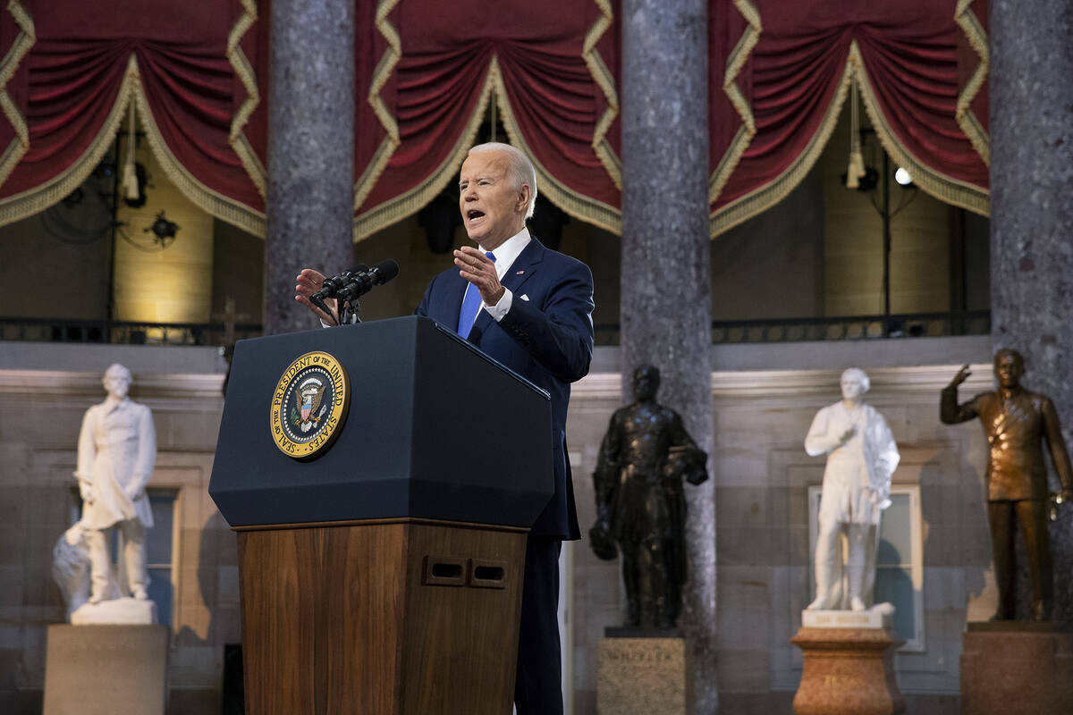 El presidente Joe Biden habla desde el Statuary Hall en el Capitolio de Estados Unidos para con ...