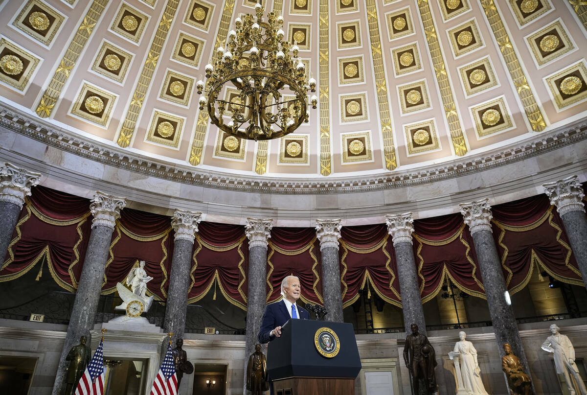 El presidente Joe Biden habla desde el Statuary Hall en el Capitolio de Estados Unidos para con ...