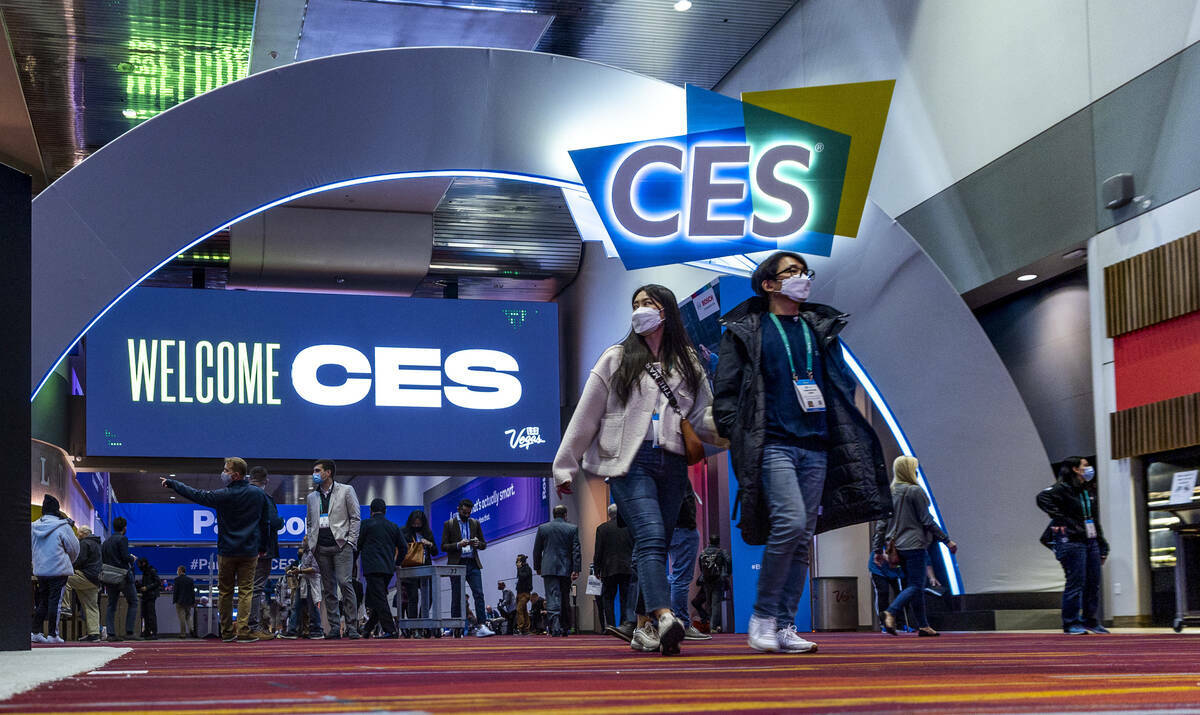 Los asistentes se mueven por el Central Hall durante el primer día del CES en Las Vegas Conven ...