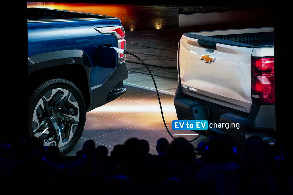 La Chevrolet Silverado EV de 2024 se presenta durante una sesión inaugural en CES en The Venet ...