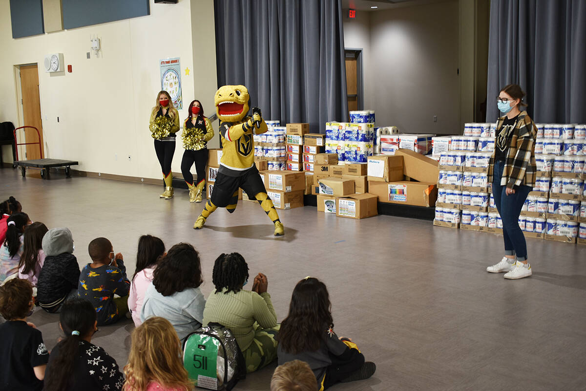 La mascota de Vegas Golden Knights, “Chance”, entretiene a estudiantes de primaria durante ...