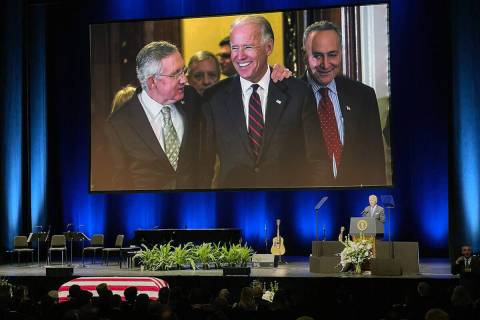 El presidente Joe Biden asistió a un servicio conmemorativo para el ex-líder de la mayoría e ...