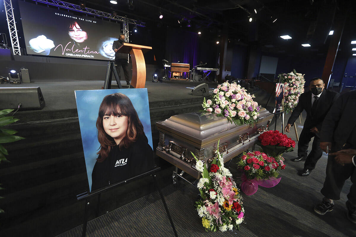 El ataúd que contiene a Valentina Orellana-Peralta, de 14 años, asesinada el 23 de diciembre ...
