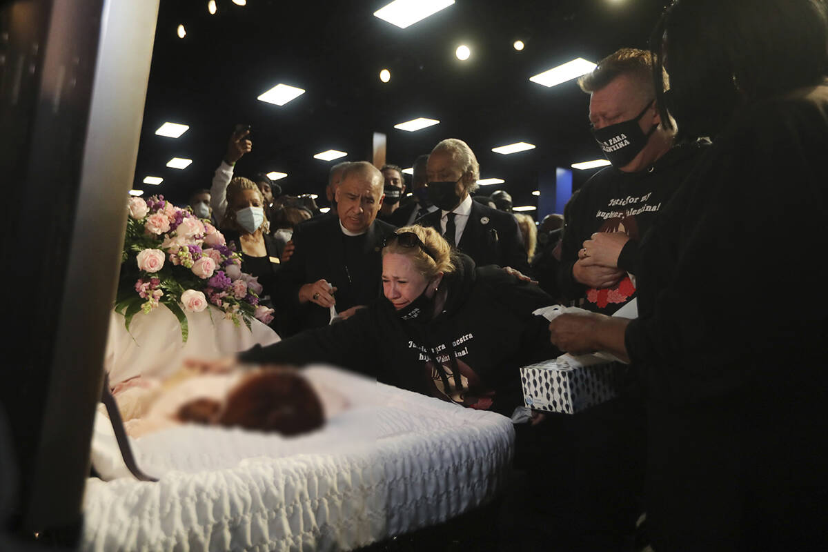 El reverendo Al Sharpton y la madre Soledad Peralta lloran en el funeral de Valentina Orellana- ...