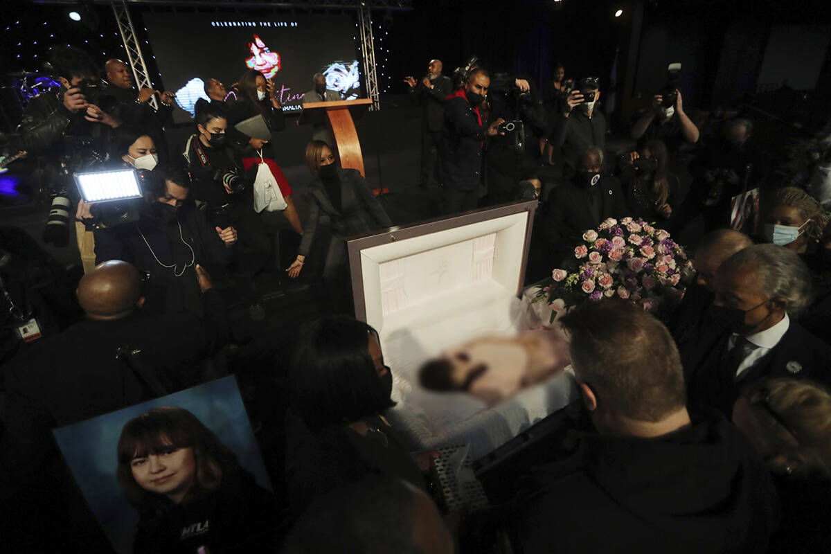 Se muestra un ataúd abierto para Valentina Orellana-Peralta durante su funeral en la Iglesia d ...