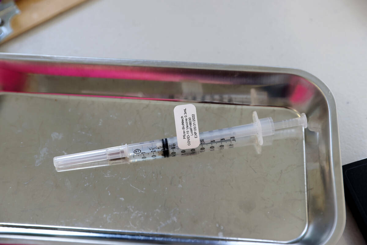 Una vacuna de Pfizer en una estación de vacunación contra COVID-19 en el Distrito de Salud de ...