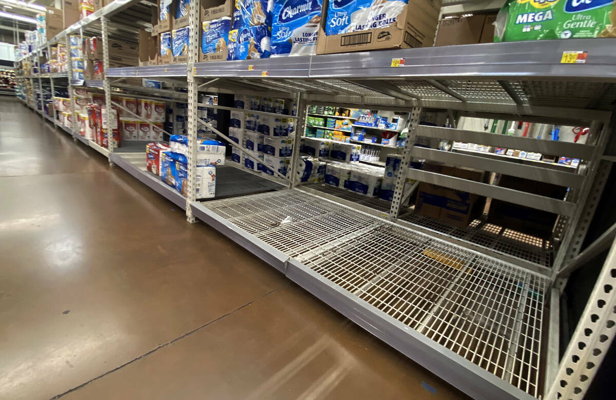 Algunos productos de papel higiénico se están agotando en las estanterías del Walmart de Wes ...