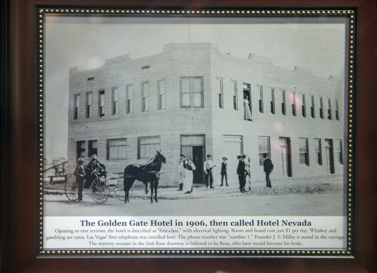 Una foto de 1906 en el vestíbulo del Golden Gate, entonces llamado Hotel Nevada, que ahora cel ...