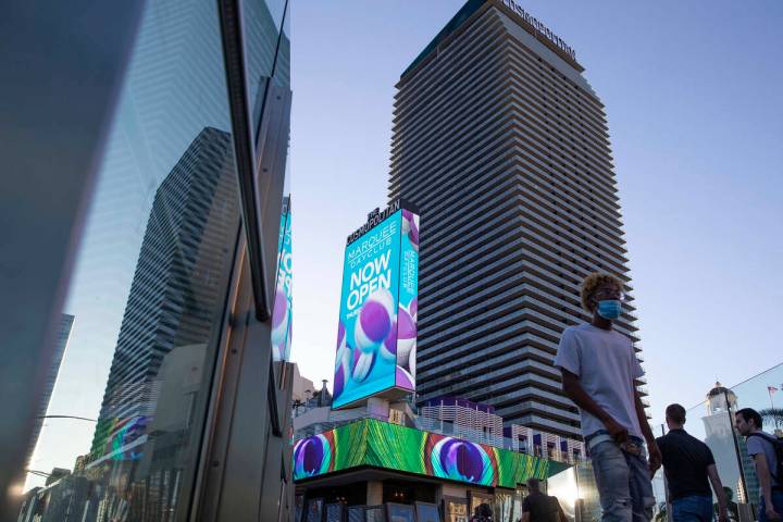 Visitantes del Strip de Las Vegas cruzan un puente peatonal en el exterior del Cosmopolitan de ...